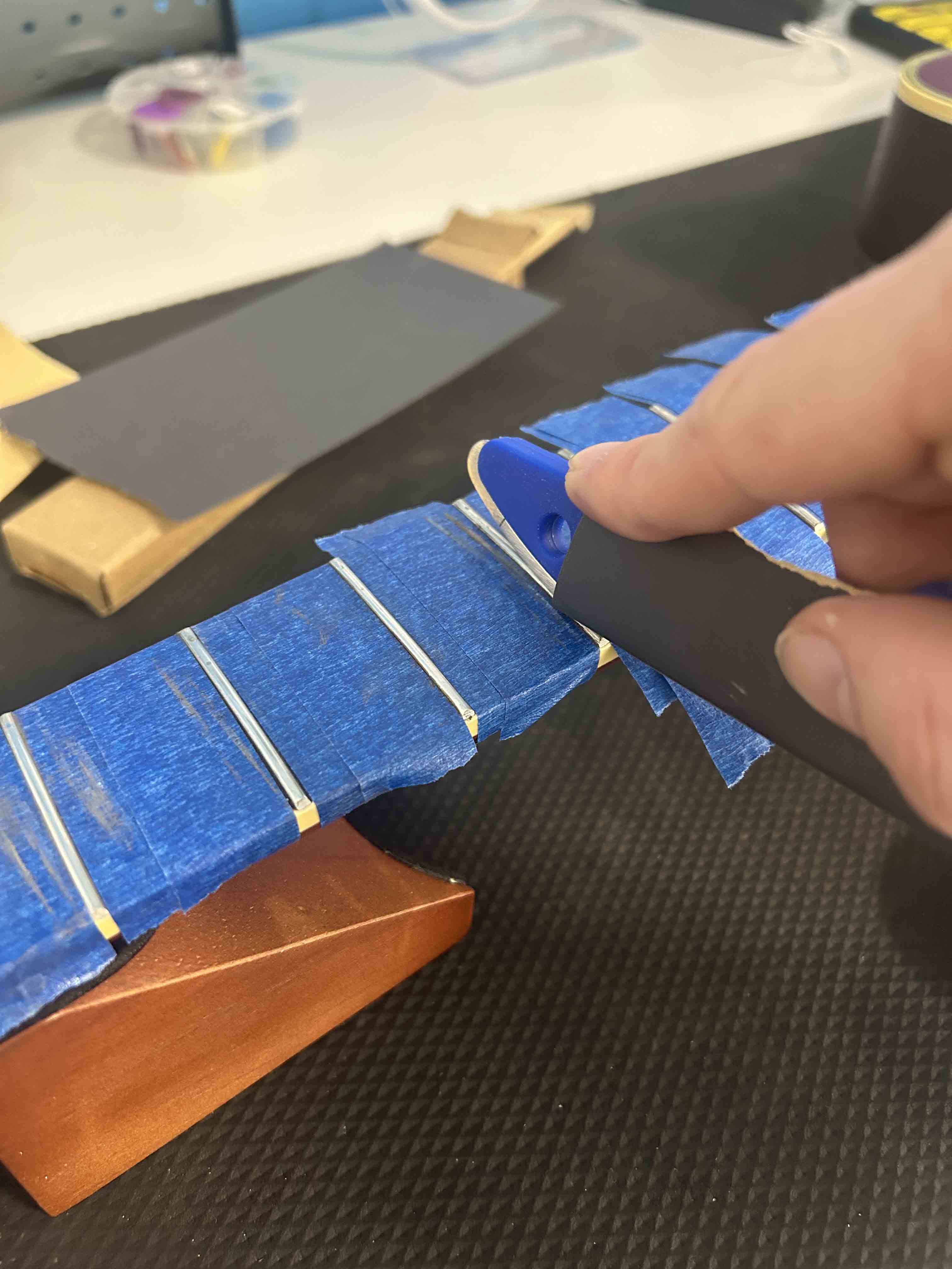 netoyage et reglage d'un guitare acoustique