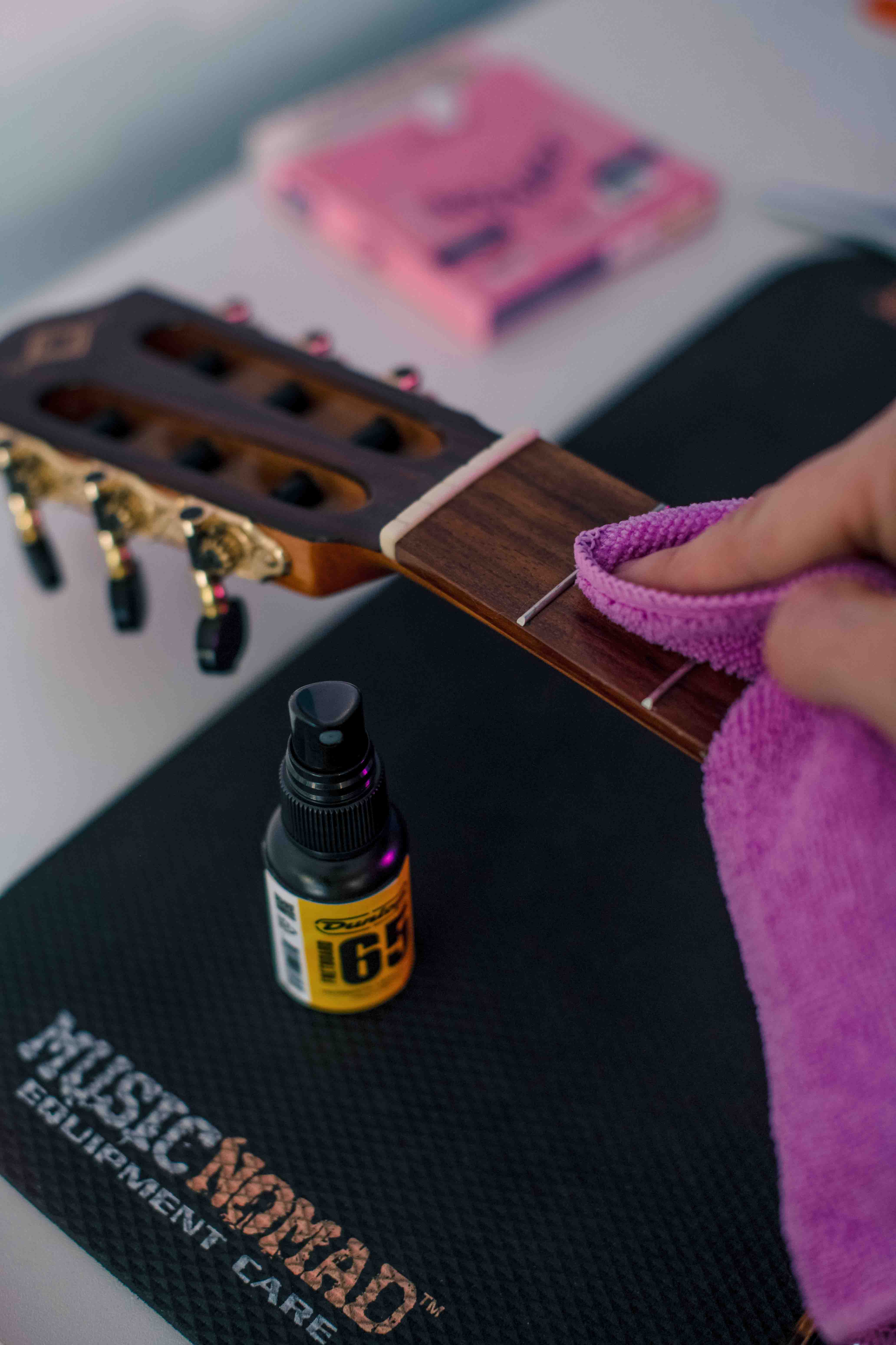 netoyage et reglage d'un guitare acoustique